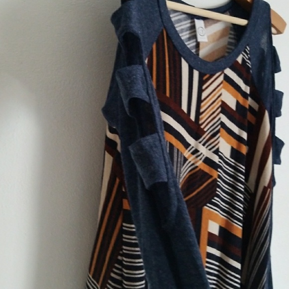 Cold Shoulder Top - Picture 4 of 6